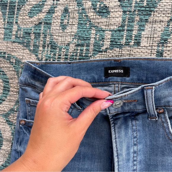 Express Super High Waisted Ripped Raw Step Hem‎ Supersoft Mom Jeans - Picture 5 of 11